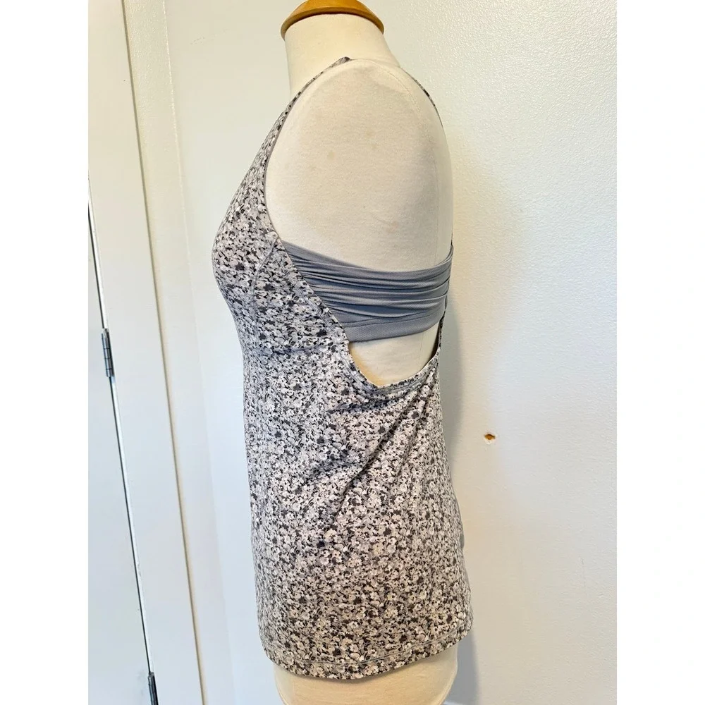 Lululemon Sports Bra Top Gray Floral Print T-Back Athletic Built-in Bra Size 8